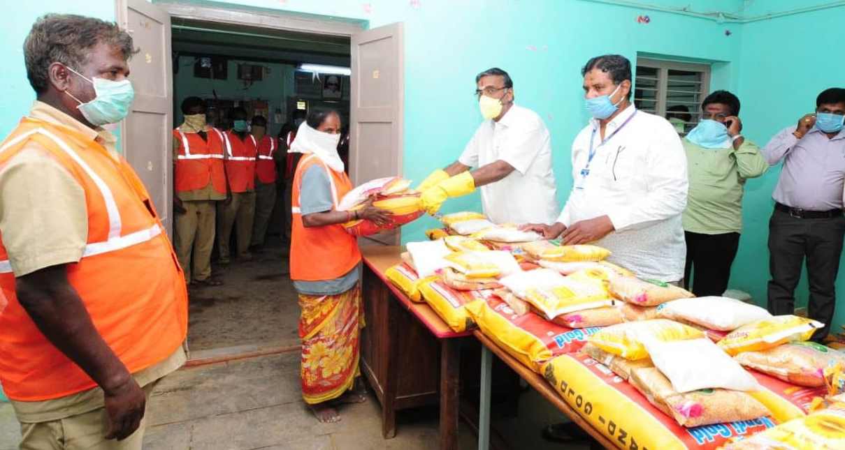 உதவி பொருட்களை வழங்கிய அமைச்சர் கே.பி.அன்பழகன்