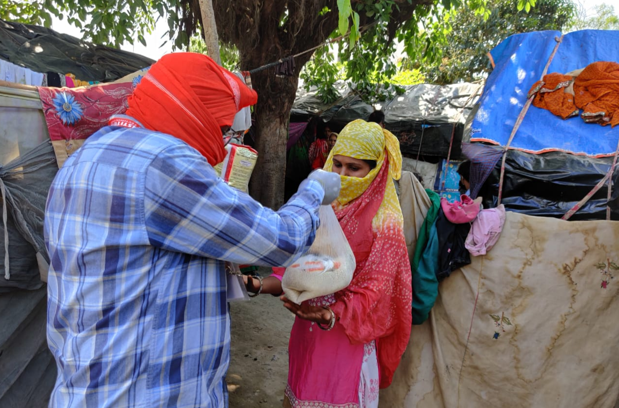 लॉकडाउन में एलडीए के कर्मचारियों ने किया भोजन वितरण.