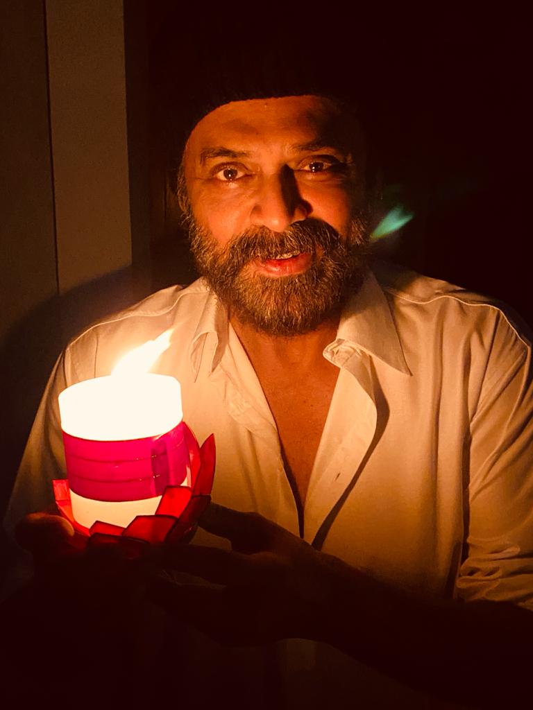 cinema stars like rajni kanth, chiranjeevi, mohan babu and others are lit a lamp due to domi appeal to poeple for diya