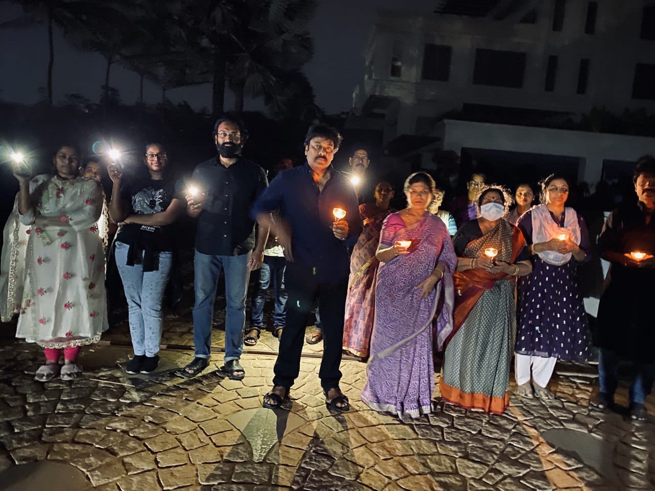 cinema stars like rajni kanth, chiranjeevi, mohan babu and others are lit a lamp due to domi appeal to poeple for diya