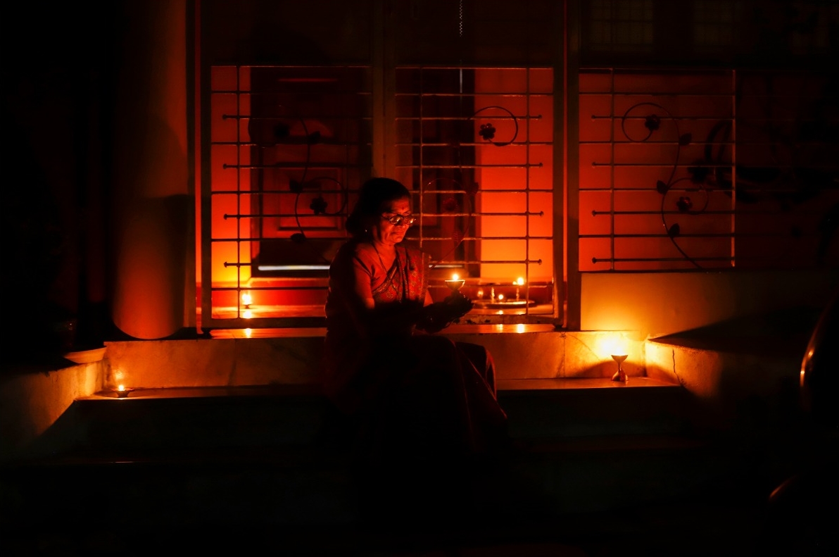 wardha following the call of pm modi to switch of all the lights of houses at 9 pm for 9 minutes and just light a candle diya or mobiles flashlight