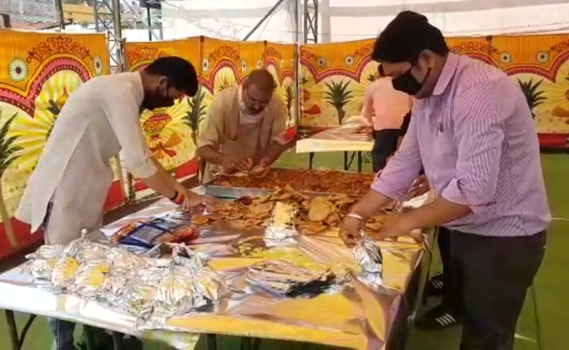 packing food packets