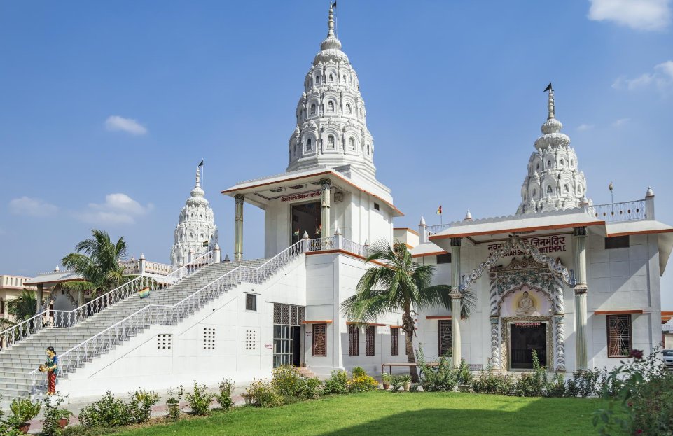 बंद है जैन मंदिर