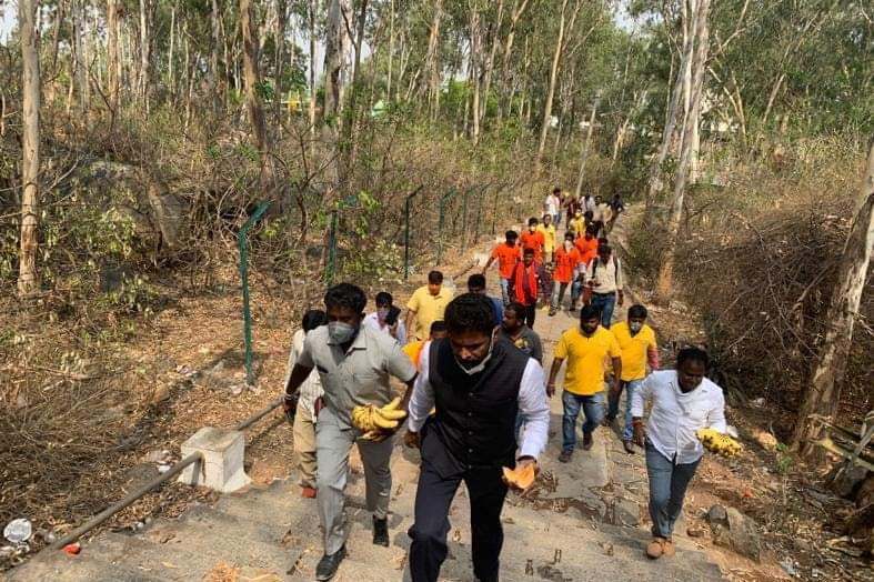 MP S. Muniswamy  distribution food to monkey