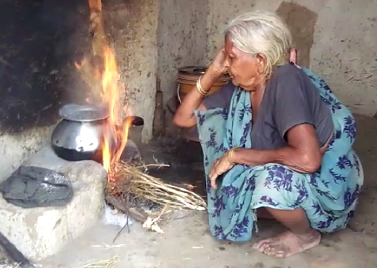 local-administration-distributed-ration-in-kunda-village-kabirdham