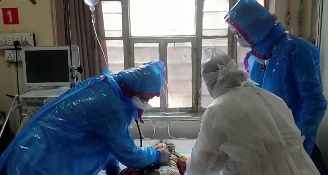 जेके लोन अस्पताल के चिकित्सकों ने तैयार की PPE किट, Physicians of JK Lone Hospital prepared PPE kit