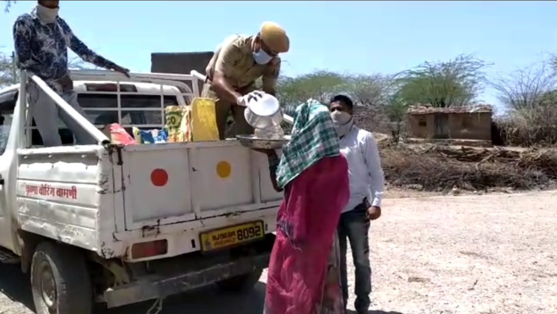 Distribution of ration materials, रानीवाड़ा में लॉकडाउन