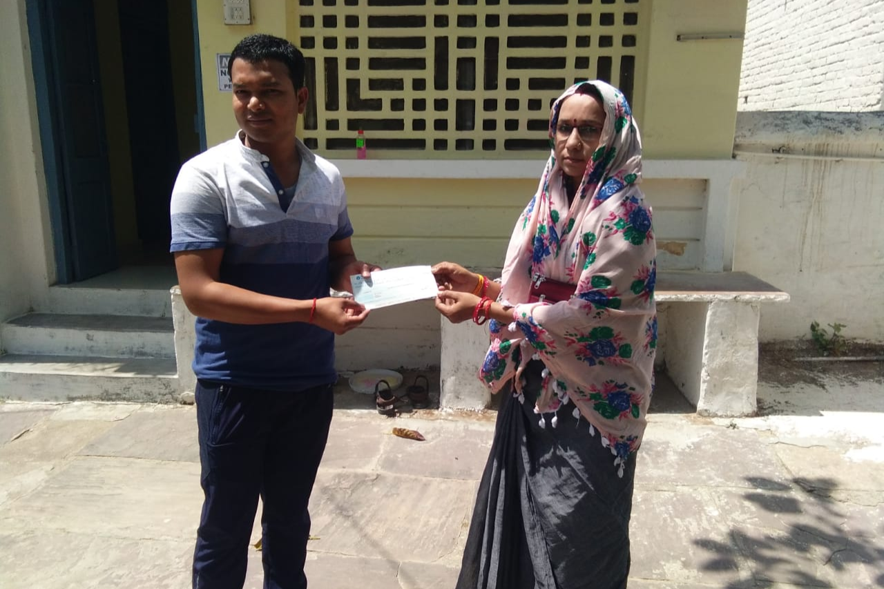 Teacher Neetu Saini presented 5100 check to SDM to fight against corona virus infection