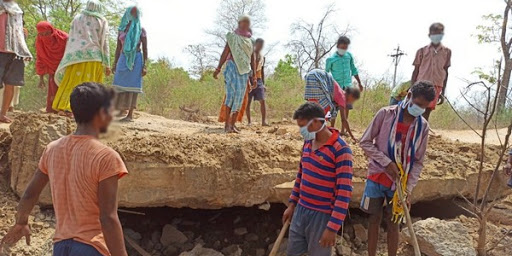 Villagers in Sukma help administration in repairing bridge damaged by Naxals