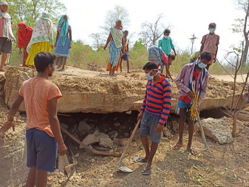 নক্সালৰ দ্বাৰা ধ্বংসপ্ৰাপ্ত দলং মেৰামতি কৰিলে চুকমাৰ গাঁৱবাসীয়ে