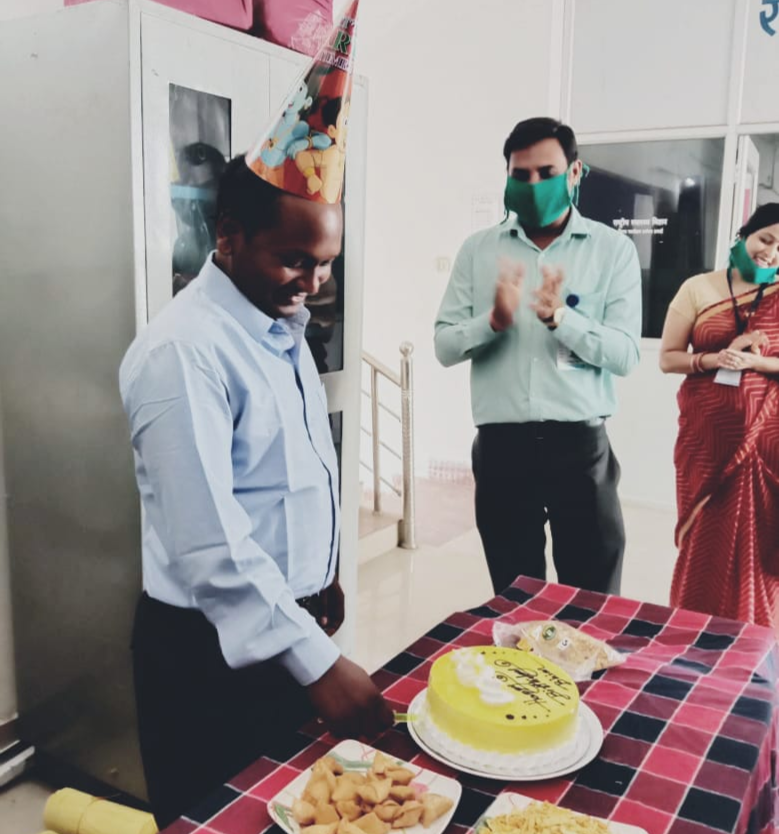 corona-fighters-shared-happiness-by-celebrating-birthday-in-office-in-sarguja