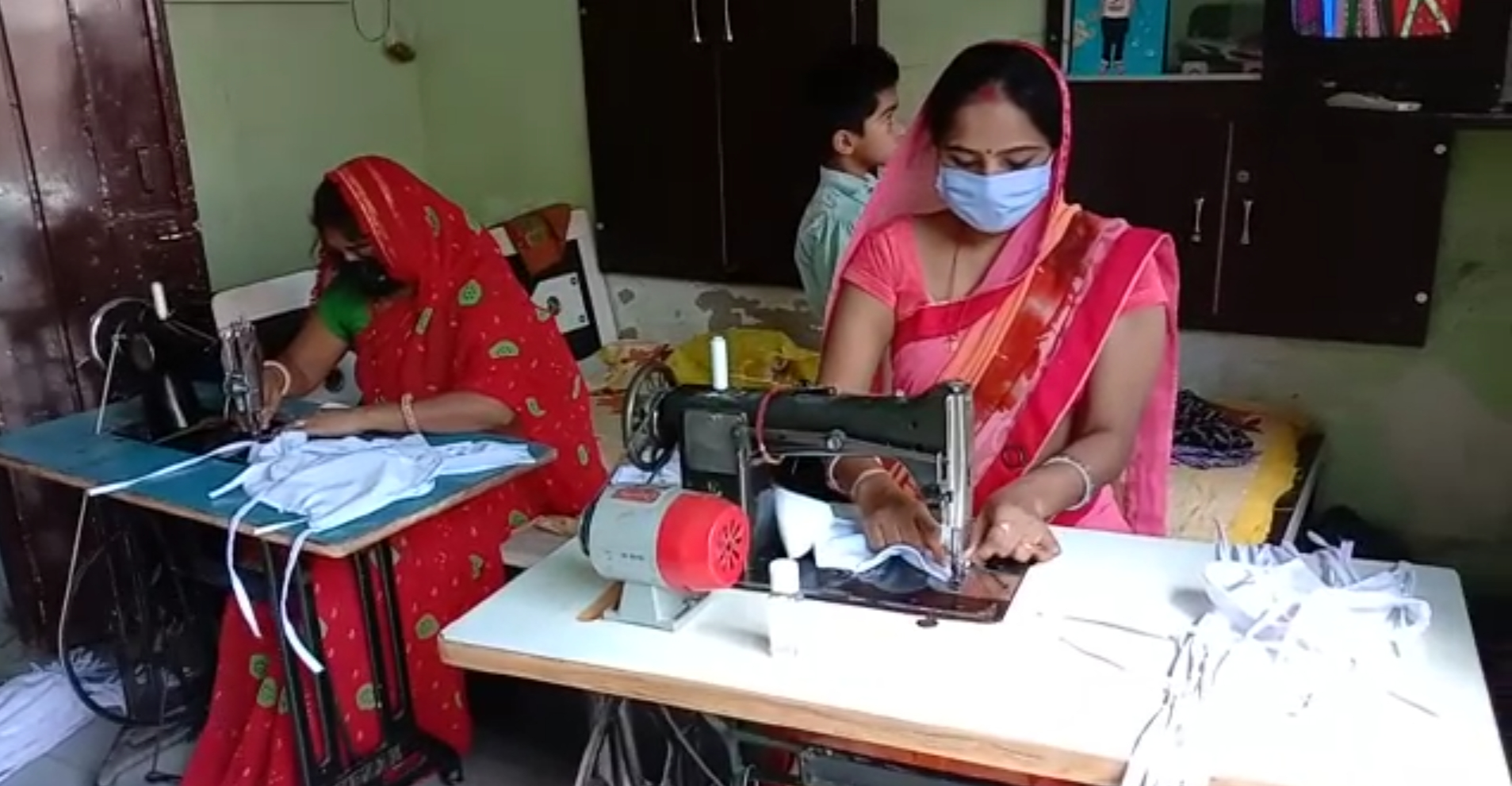 women making masks sirohi, सिरोही में महिलाएं मास्क बना रहीं