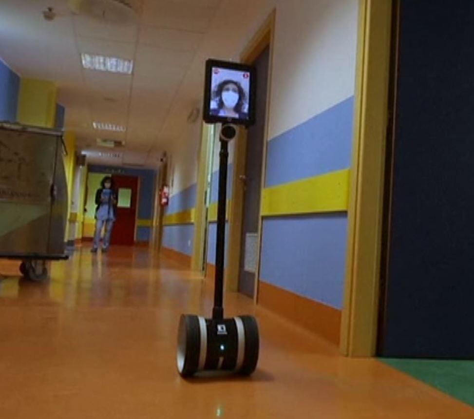 Robots help nurses in Italy care for virus patients