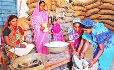 grain-distribution-from-ration-shop-in-maharastra