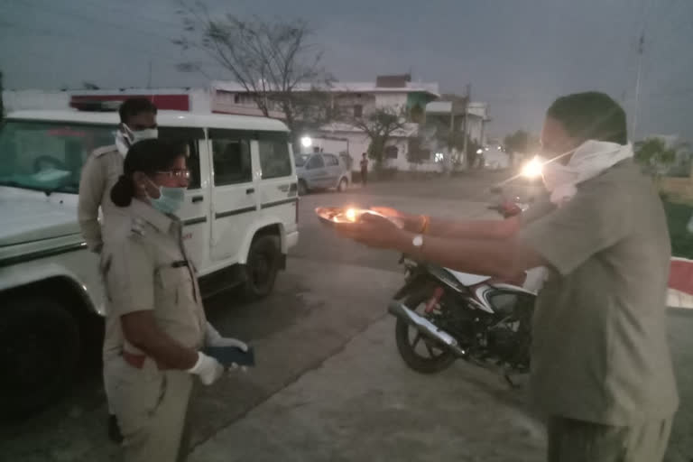 Narayan Singh Banjara, former Minister of State, performed Aarti