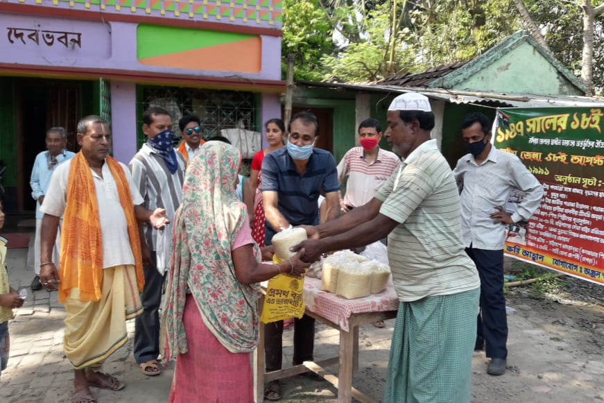 Shivniwas trust food to poorpeople in Nadia