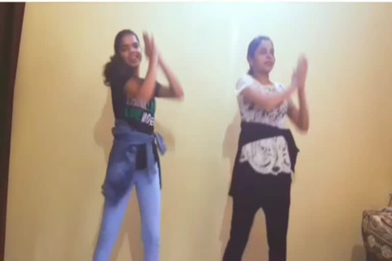 Mother-daughter giving message of escape from corona through dance