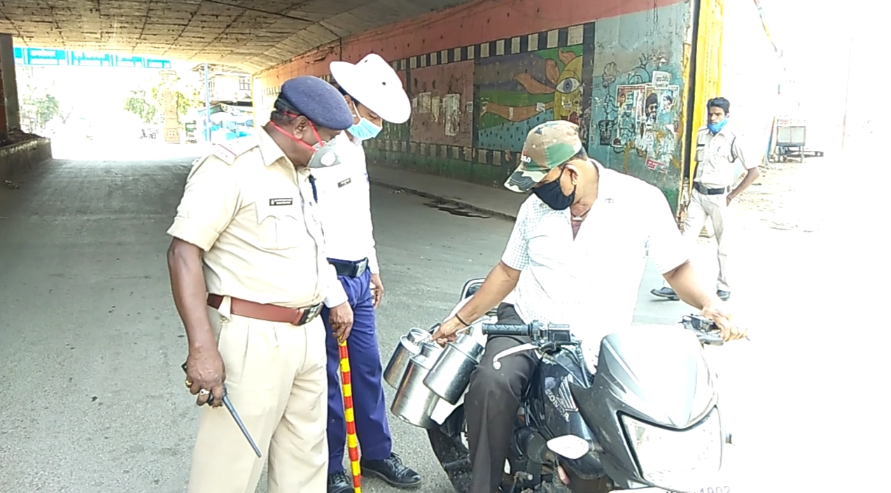 raipur-police-searching-for-liquor-in-milk-cans-in-lockdown