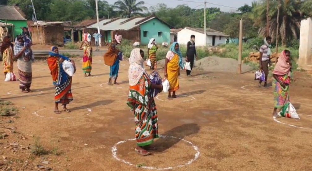 lockdown-teacher-helped-the-poor-people-with-a-salary-in-nabarangpur