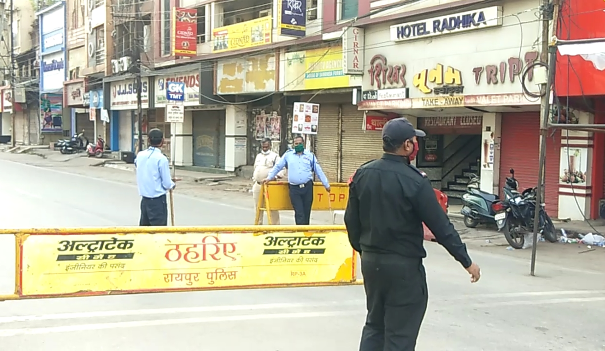 Police play role of Karmaveer during Corona crisis in raipur