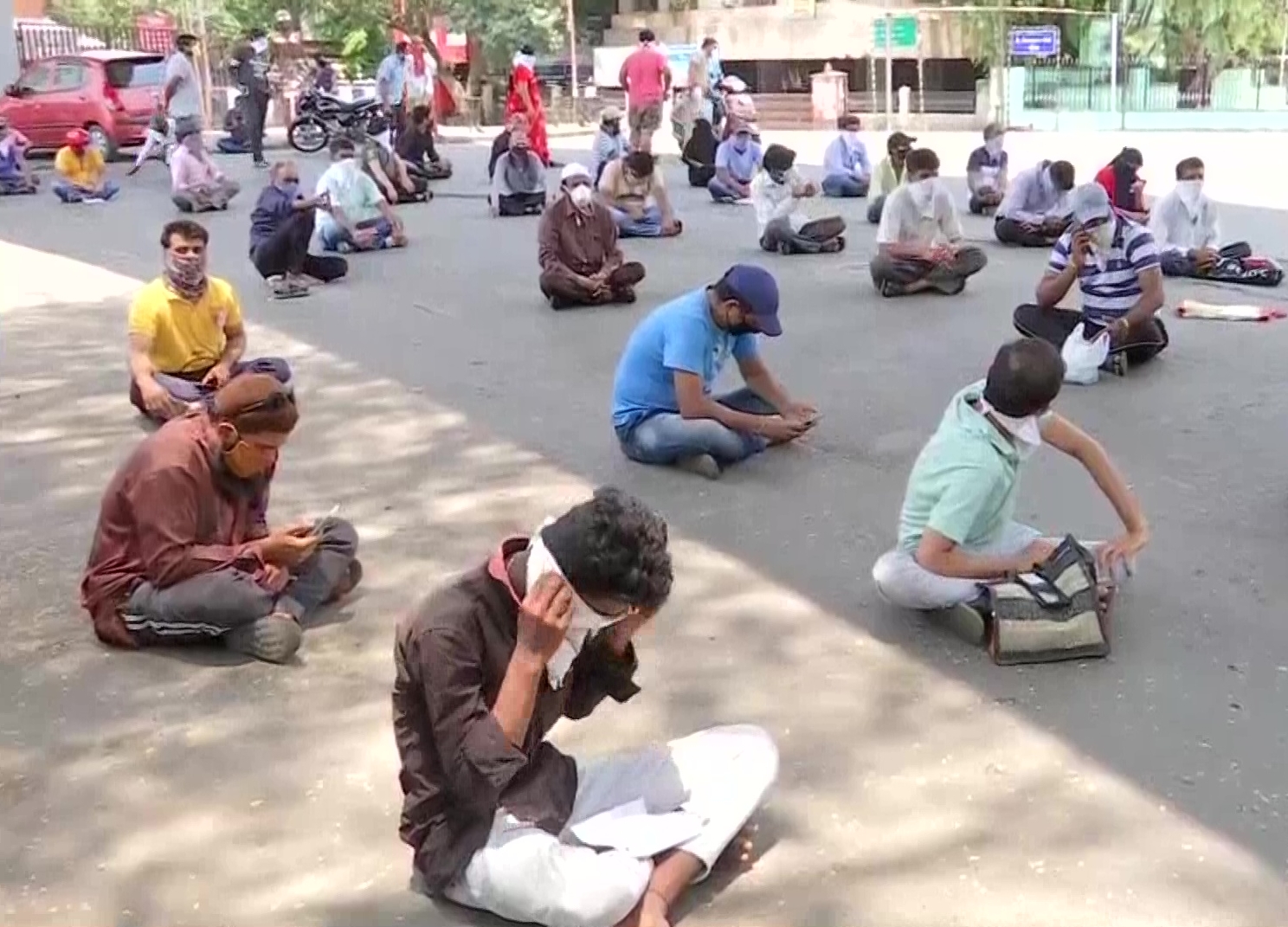 COVID-19: Pune Police made lockdown violators sit on road for 4 hours