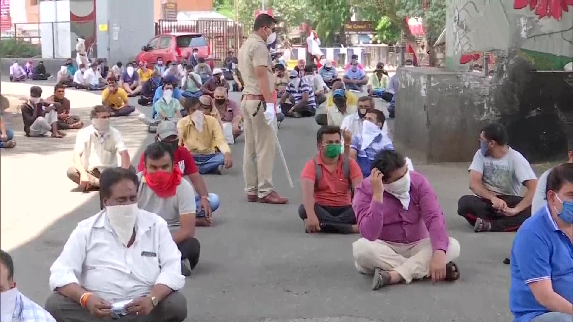 COVID-19: Pune Police made lockdown violators sit on road for 4 hours