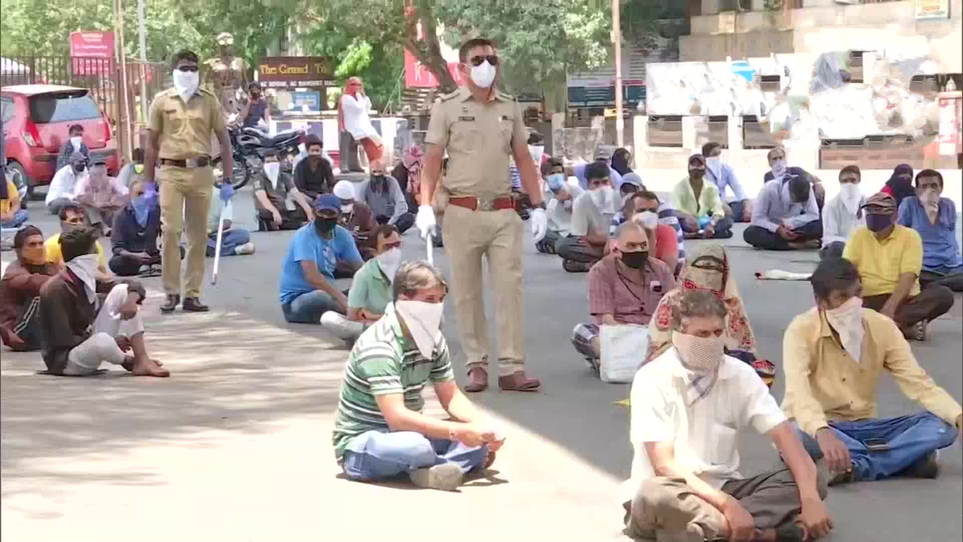 COVID-19: Pune Police made lockdown violators sit on road for 4 hours