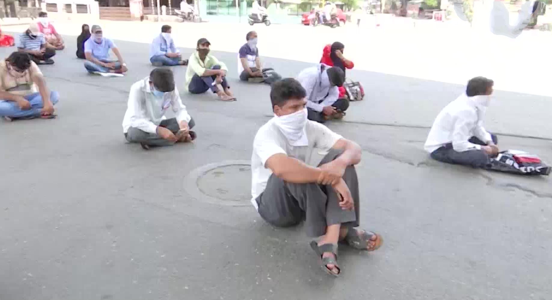 COVID-19: Pune Police made lockdown violators sit on road for 4 hours