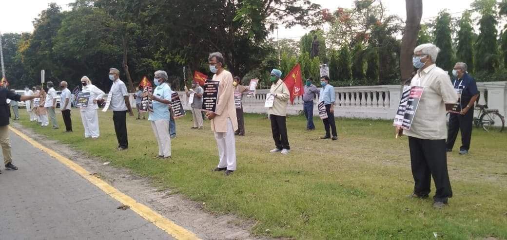 Left front leaders arrested in kolkata for protesting against PDS scam