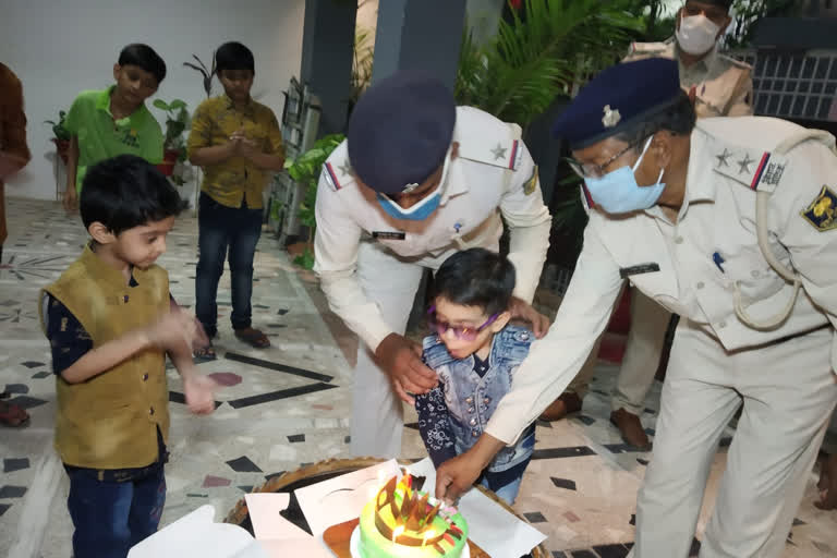 सकाळी काठी उगारणारे पोलीसकाका संध्याकाळी दारात केक घेऊन येतात तेव्हा..