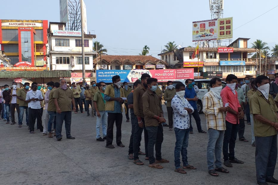 Harish Kumar, distributed food kits to Auto drivers