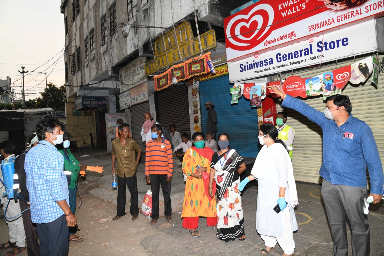 ghmc-staff-moving-beggars-in-hyderabad-area