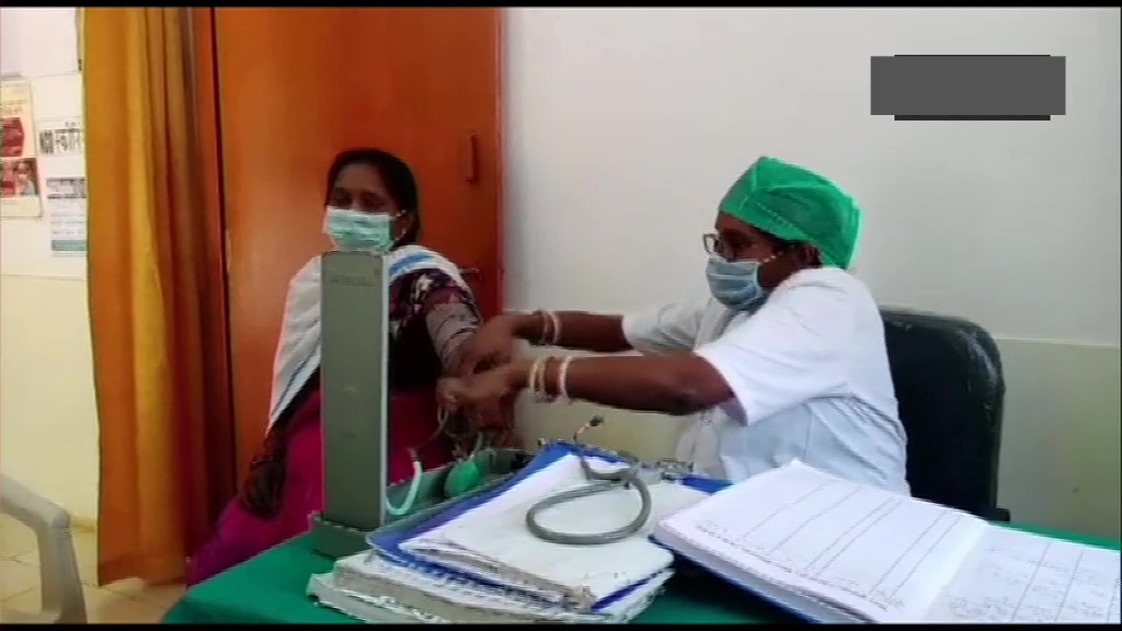 chhattisgarh-santoshi-a-doctor-attending-to-patients-even-in-the-8th-month-of-her-pregnancy-in-kondagaon