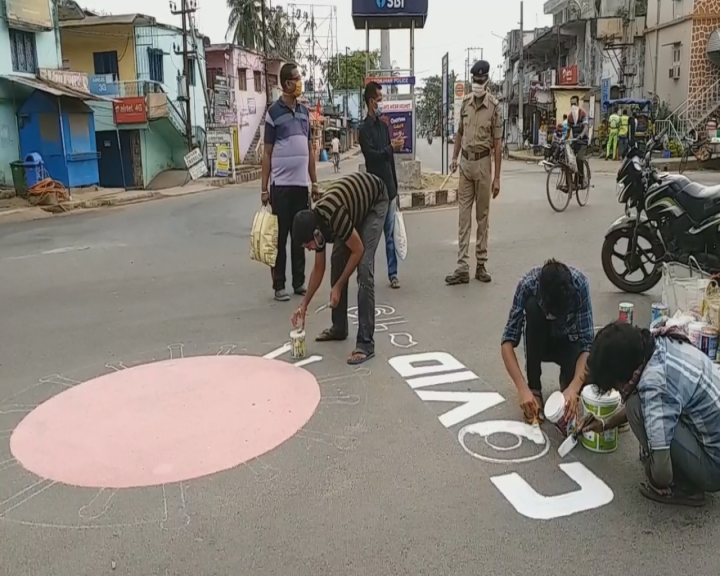 ରାସ୍ତାରେ ଚିତ୍ର ଆଙ୍କି କୋରୋନା ସଚେତନତାର ବାର୍ତ୍ତା ବାଣ୍ଟିଲା ପୌରପାଳିକା