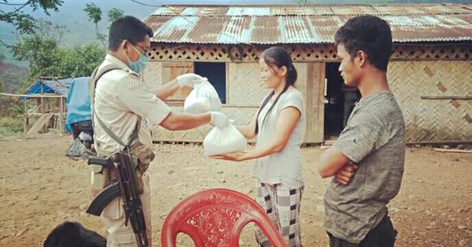 Assam Police distribute Food for poor people At Nagaland Border