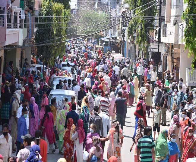 people not follow lockdown during taking ration in Chandigarh