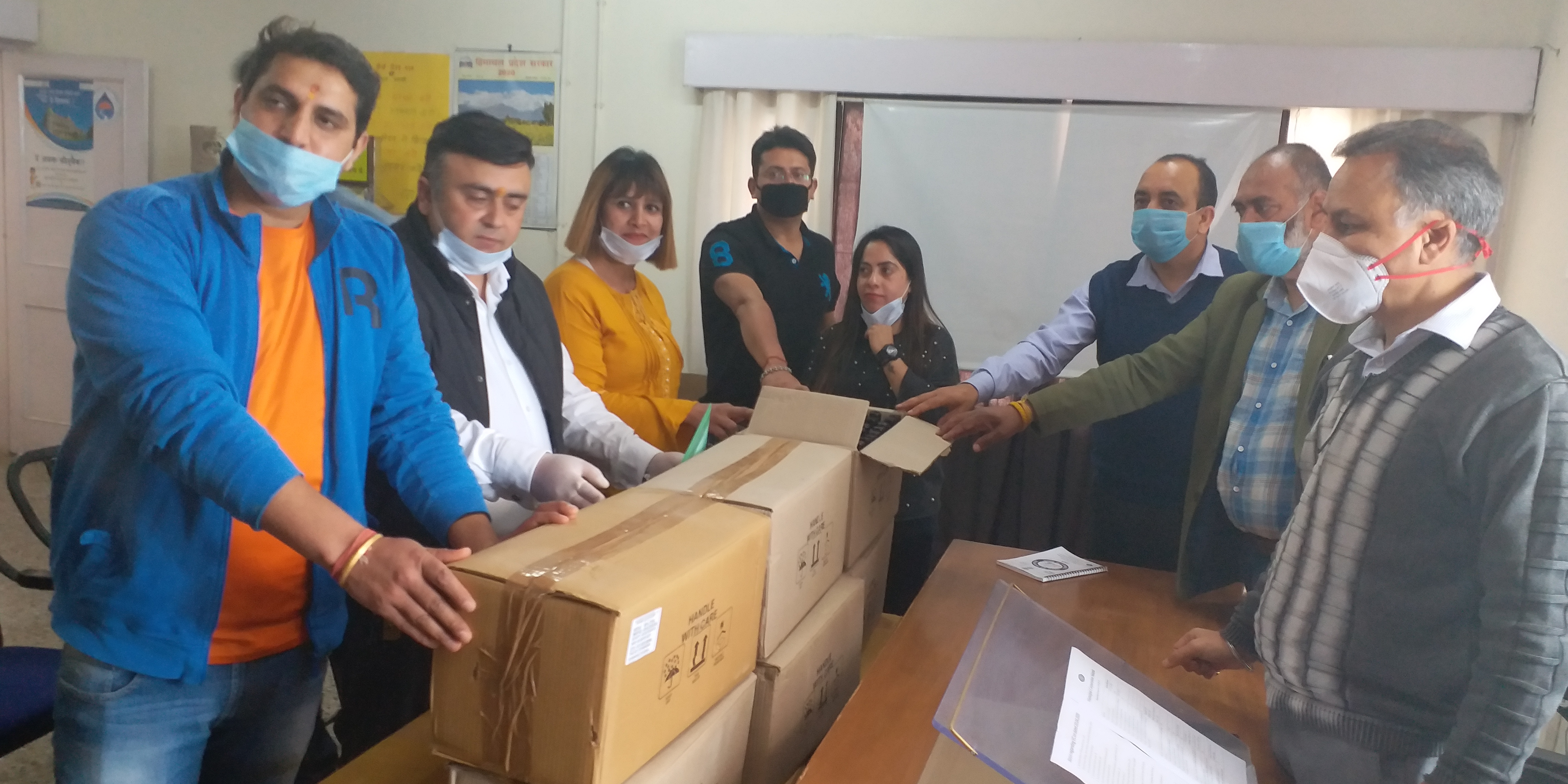 Social worker distributes masks and sanitizers for free in Shimla