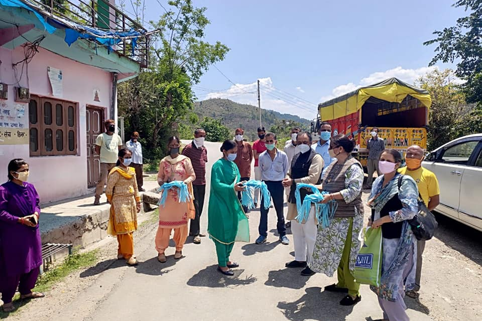 rajeev saizal distributing mask in solan