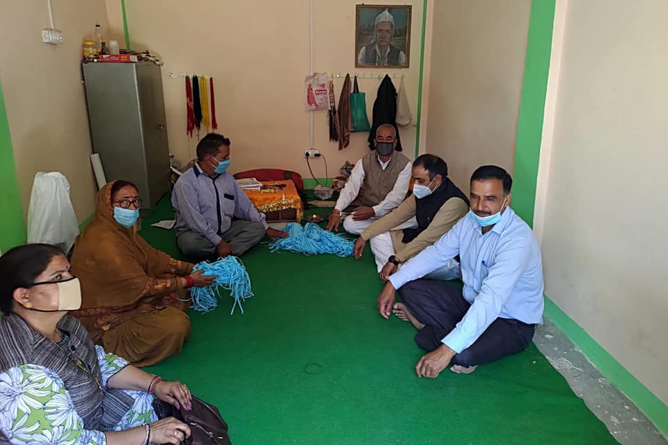 rajeev saizal distributing mask in solan