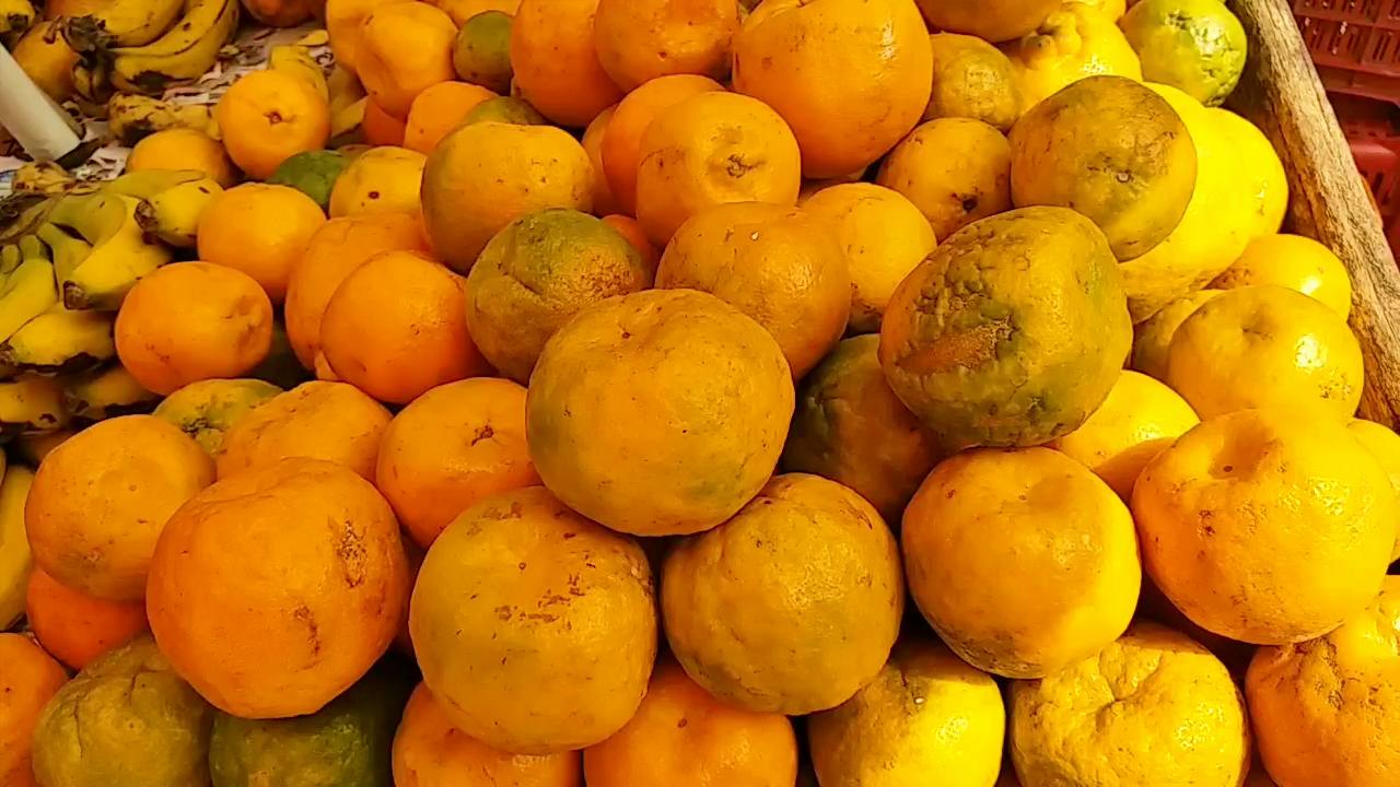 Lock hanging in many fruit shops due to lockdown in ranchi