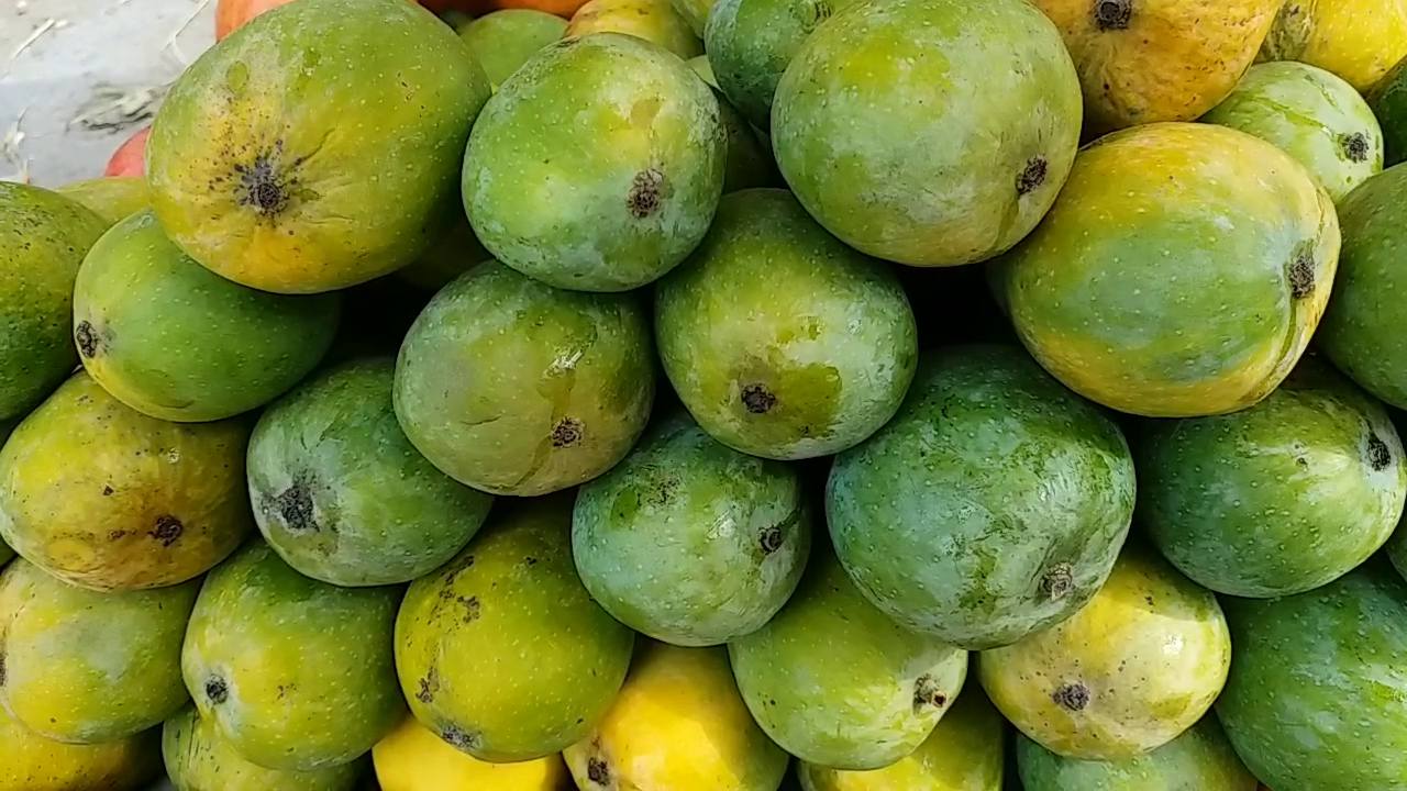 Lock hanging in many fruit shops due to lockdown in ranchi