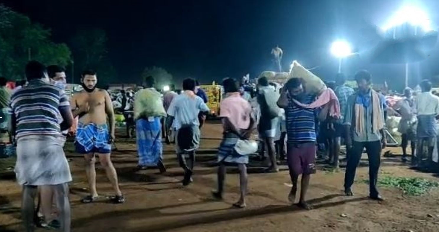 Hundreds of people gather in Tamil Nadu refuse social distance