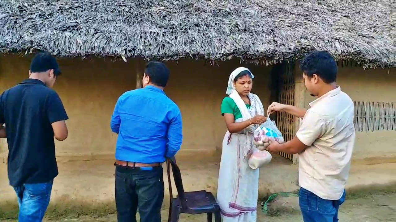 তিনিচুকীয়াৰ তিনি সাংবাদিকে সাহায্য প্ৰদান কৰিলে 50 টা দৰিদ্ৰ পৰিয়ালক