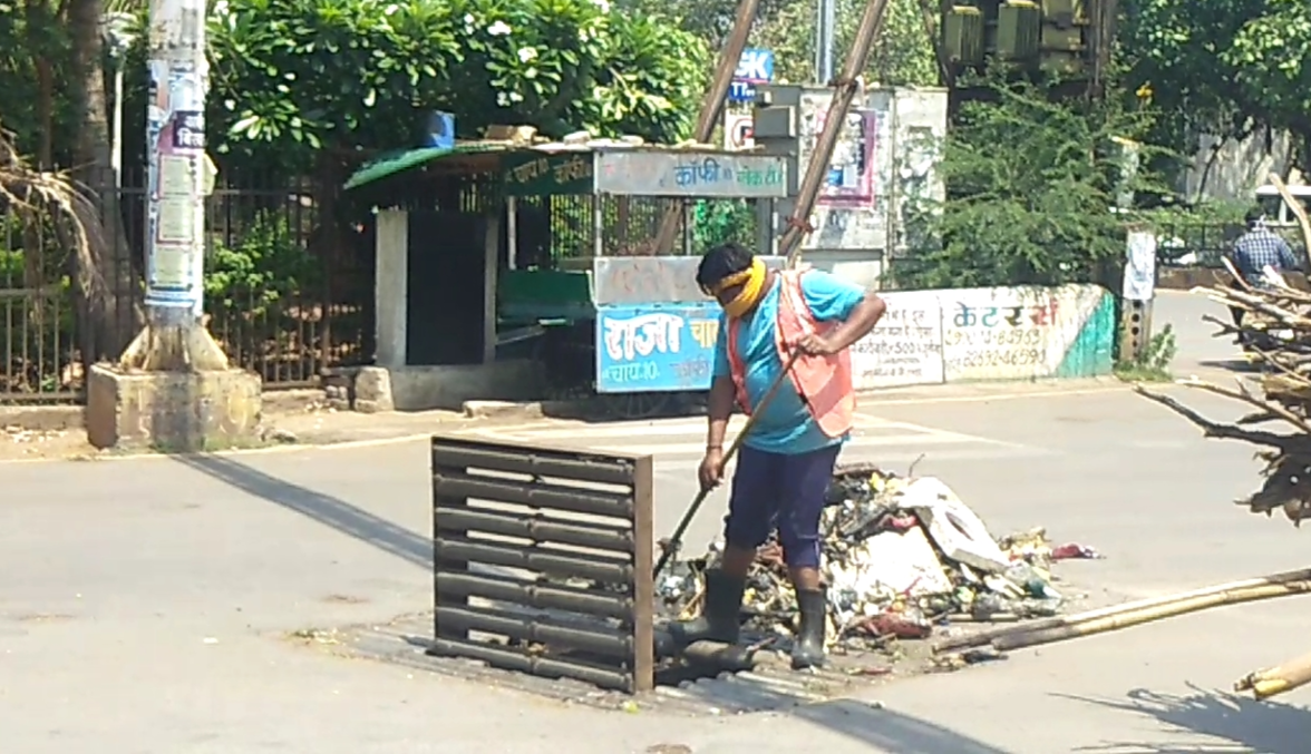 cleaners and sweepers are working hard during lockdown in raipur