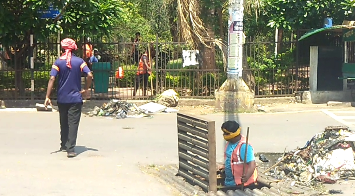 cleaners and sweepers are working hard during lockdown in raipur