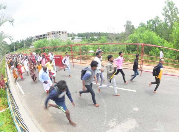 Tirumala Srivari Sarvadarshan  Crowd of devotees increased  തിരുമല ശ്രീവരി സർവദർശന് വന്‍ ജനത്തിരക്ക്  തിരുമല ദര്‍ശനത്തിന് 36 മണിക്കൂര്‍ ക്യൂ  തിരുമലയിൽ വന്‍ ഭക്തജനത്തിരക്ക്