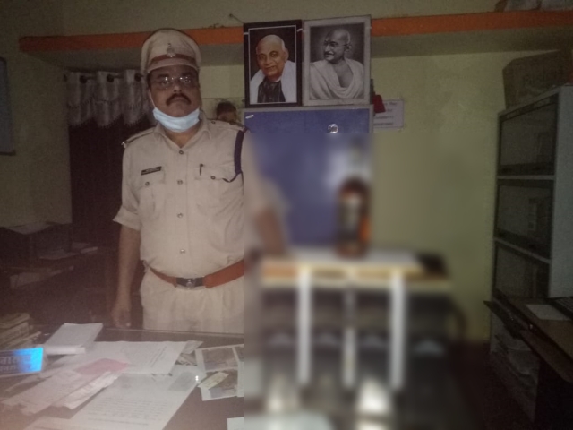 Smuggler arrested with a liquor in durg bhilai