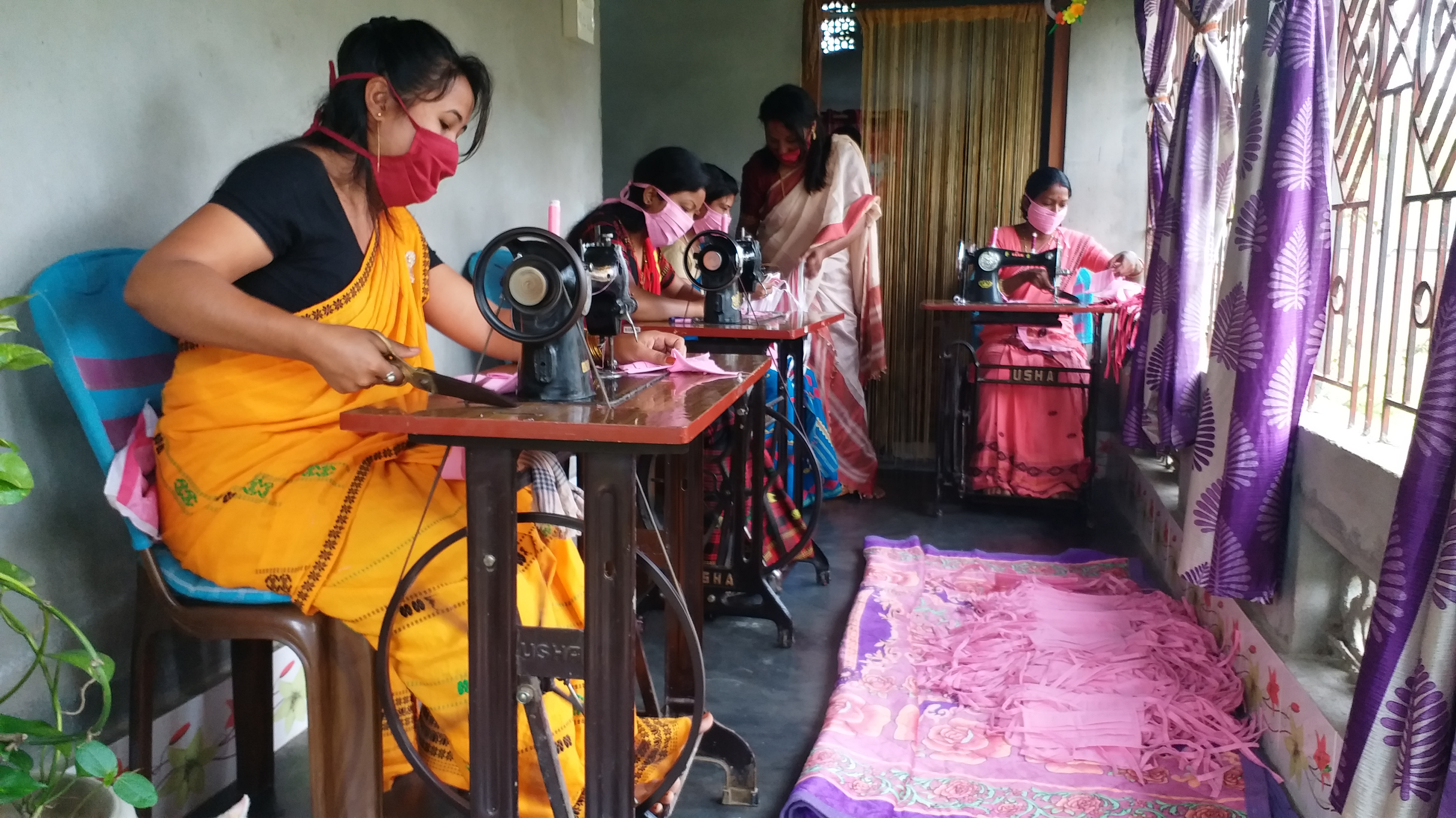 আত্মসহায়ক গোটে প্ৰস্তুত কৰি উলিয়াইছে মাস্ক