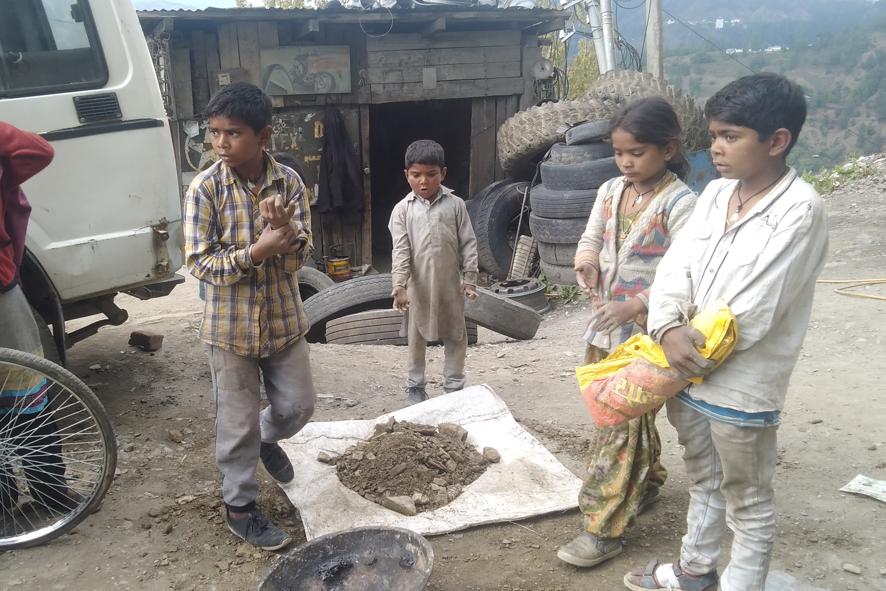 Children of migrant laborers work