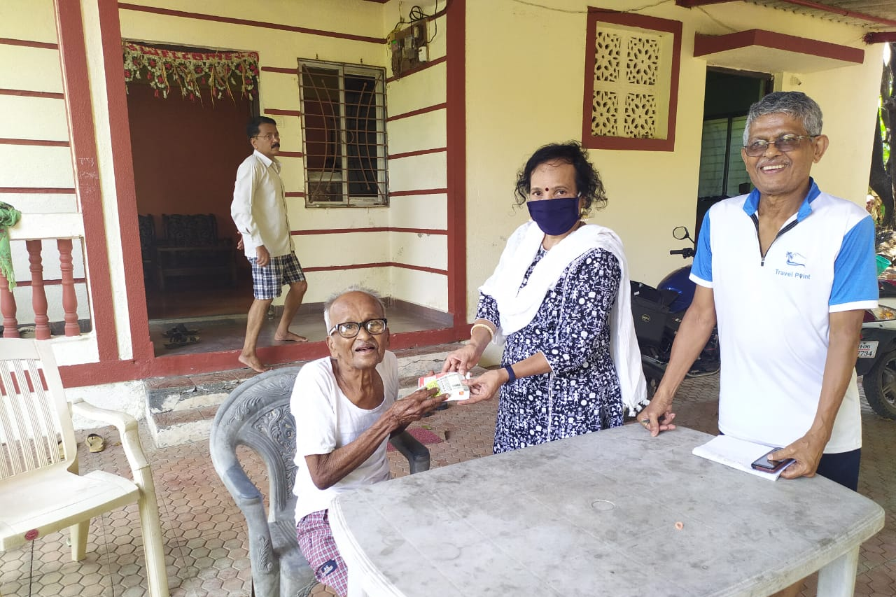 Raigad post office workers are heping pensioners by delivering their pension at home